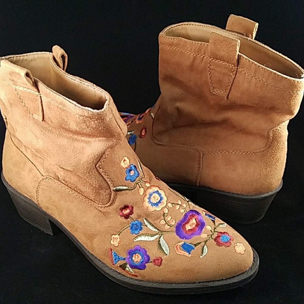 MUDD embroidered suede boots.